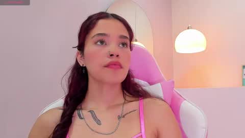 Snapshot of violeth_hill chatting on 02.18.25 Violeth Hill online show from 02.18.25