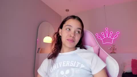 Snapshot of violeth_hill chatting on 03.05.25 Violeth Hill online show from 03.05.25