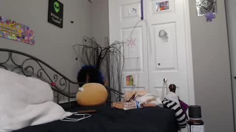 Violet Hooper online show from 01.08.25