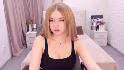 Snapshot of violettaotis chatting on 12.12.24 ViolettaOtis online show from 12.12.24