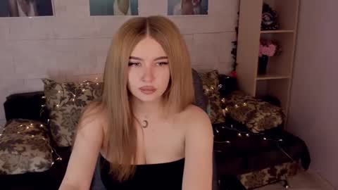 Snapshot of violettaotis chatting on 01.03.25 ViolettaOtis online show from 01.03.25