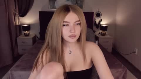 Snapshot of violettaotis chatting on 01.22.25 ViolettaOtis online show from 01.22.25