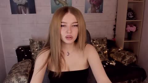 Snapshot of violettaotis chatting on 01.26.25 ViolettaOtis online show from 01.26.25