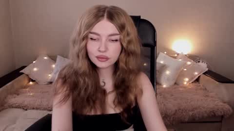 Snapshot of violettaotis chatting on 02.12.25 ViolettaOtis online show from 02.12.25