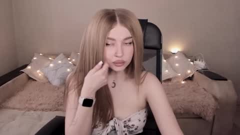 Snapshot of violettaotis chatting on 02.14.25 ViolettaOtis online show from 02.14.25