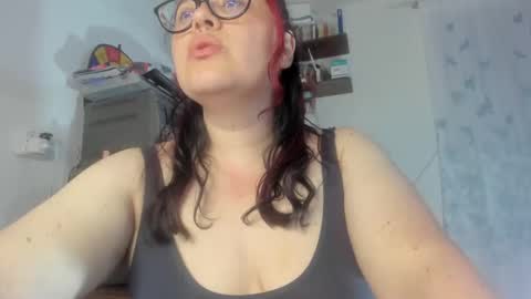 Snapshot of violettasexycam chatting on 12.31.24 violetafetish online show from 12.31.24