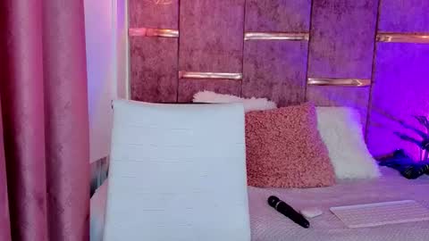 Snapshot of viollettebylyly chatting on 10.02.25 viollettebylyly online show from 10.02.25