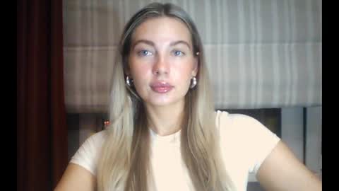 Snapshot of viraya chatting on 07.19.26 emma online show from 07.19.26
