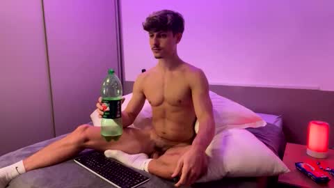 Snapshot of vitoraugustoxxx chatting on 10.22.25 vitoraugustoxxx online show from 10.22.25