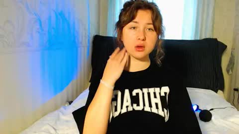 Snapshot of vivi__nova chatting on 10.23.25 Vivi  online show from 10.23.25