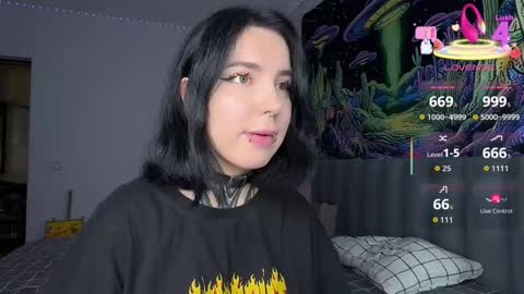 Snapshot of vivi__squirrel chatting on 10.08.25 Vivi online show from 10.08.25