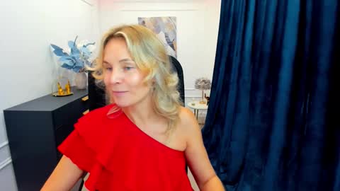 Snapshot of vivianlirei chatting on 09.28.25 Sinti online show from 09.28.25