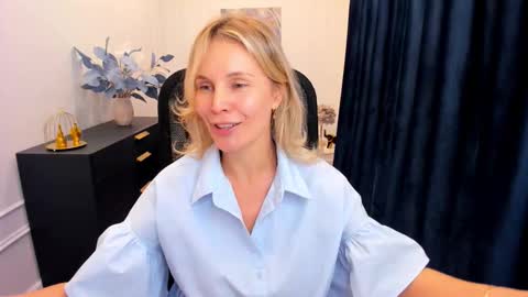 Snapshot of vivianlirei chatting on 10.01.25 Sinti online show from 10.01.25