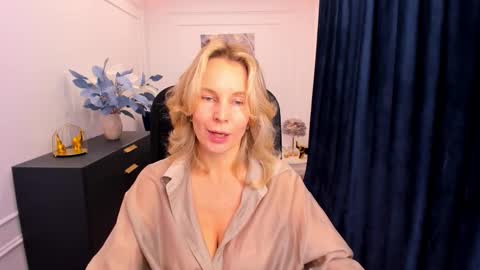 Snapshot of vivianlirei chatting on 10.04.25 Sinti online show from 10.04.25