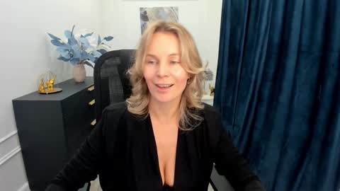 Snapshot of vivianlirei chatting on 10.09.25 Sinti online show from 10.09.25