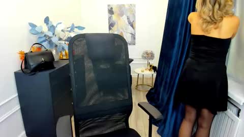 Snapshot of vivianlirei chatting on 10.15.25 Sinti online show from 10.15.25