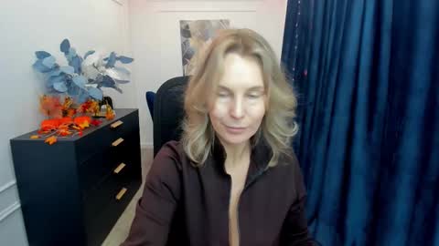 Snapshot of vivianlirei chatting on 10.22.25 Sinti online show from 10.22.25