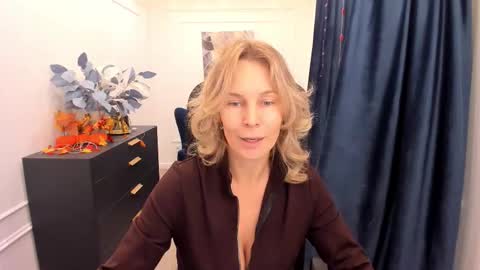 Snapshot of vivianlirei chatting on 10.29.25 Sinti online show from 10.29.25