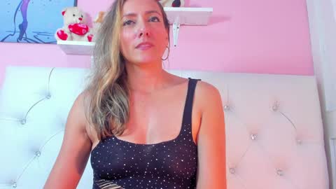 Snapshot of vivianne_scott chatting on 12.17.24 Vivi online show from 12.17.24