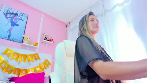 Snapshot of vivianne_scott chatting on 12.27.24 Vivi online show from 12.27.24
