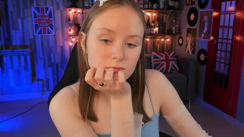 Snapshot of vivienleeigh chatting on 12.12.24 Vivien online show from 12.12.24