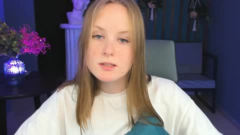 Snapshot of vivienleeigh chatting on 12.18.24 Vivien online show from 12.18.24