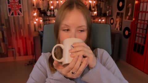 Snapshot of vivienleeigh chatting on 12.24.24 Vivien online show from 12.24.24