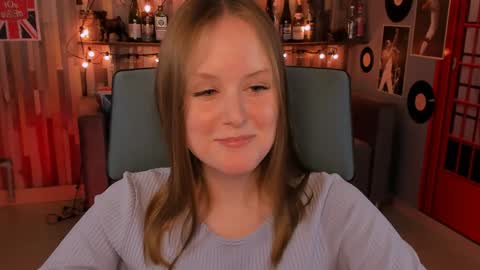 Snapshot of vivienleeigh chatting on 12.24.24 Vivien online show from 12.24.24