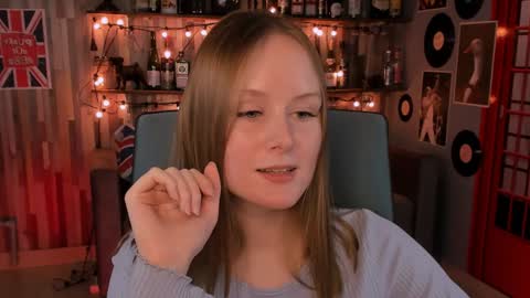 Snapshot of vivienleeigh chatting on 12.24.24 Vivien online show from 12.24.24