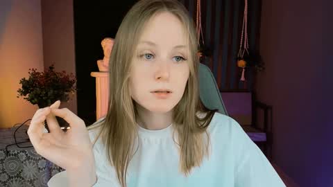 Snapshot of vivienleeigh chatting on 12.25.24 Vivien online show from 12.25.24