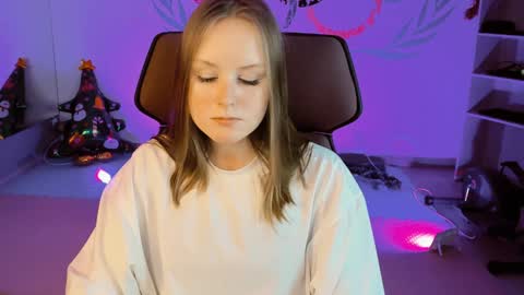 Snapshot of vivienleeigh chatting on 12.26.24 Vivien online show from 12.26.24