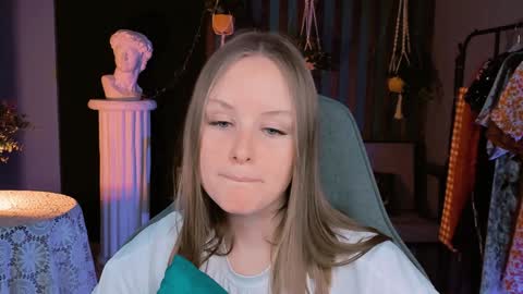 Snapshot of vivienleeigh chatting on 12.28.24 Vivien online show from 12.28.24