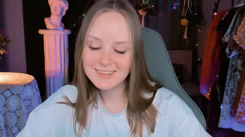 Snapshot of vivienleeigh chatting on 12.28.24 Vivien online show from 12.28.24