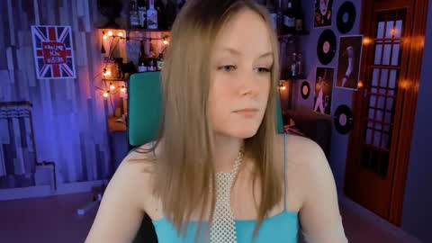 Snapshot of vivienleeigh chatting on 12.30.24 Vivien online show from 12.30.24