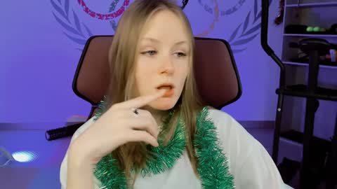 Snapshot of vivienleeigh chatting on 12.31.24 Vivien online show from 12.31.24