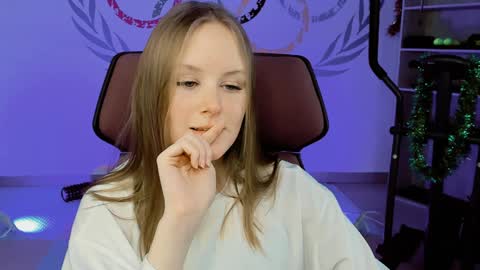 Snapshot of vivienleeigh chatting on 12.31.24 Vivien online show from 12.31.24