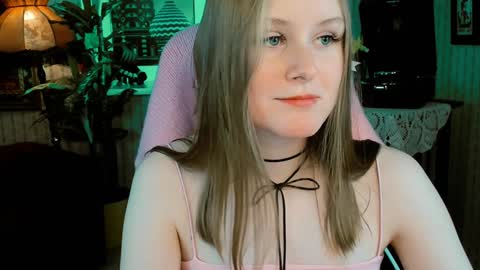 Snapshot of vivienleeigh chatting on 01.26.25 Vivien online show from 01.26.25