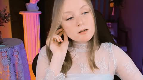 Snapshot of vivienleeigh chatting on 02.05.25 Vivien online show from 02.05.25