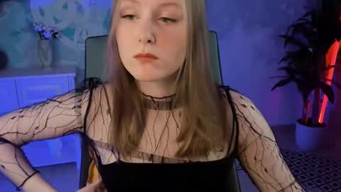 Snapshot of vivienleeigh chatting on 02.11.25 Vivien online show from 02.11.25