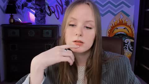 Snapshot of vivienleeigh chatting on 02.22.25 Vivien online show from 02.22.25