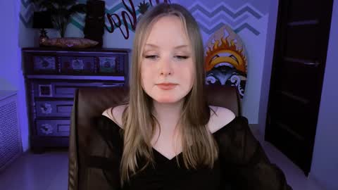 Snapshot of vivienleeigh chatting on 03.12.25 Vivien online show from 03.12.25