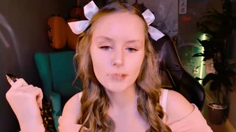 Snapshot of vivienleeigh chatting on 09.14.25 Vivien online show from 09.14.25