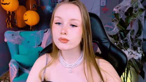 Snapshot of vivienleeigh chatting on 10.18.25 Vivien online show from 10.18.25