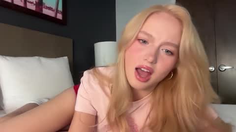 Snapshot of vixenvictoriaa chatting on 10.29.25 Victoria online show from 10.29.25