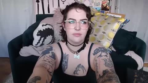 Snapshot of vixinvvitch chatting on 10.01.25 VIXIN online show from 10.01.25