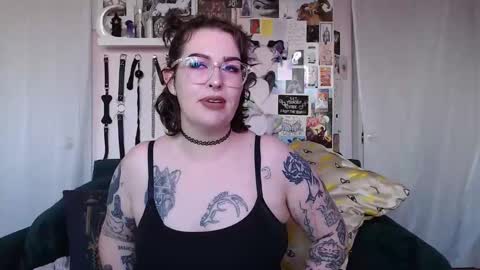 Snapshot of vixinvvitch chatting on 10.07.25 VIXIN online show from 10.07.25