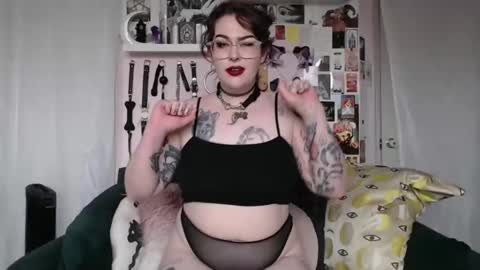 Snapshot of vixinvvitch chatting on 10.15.25 VIXIN online show from 10.15.25