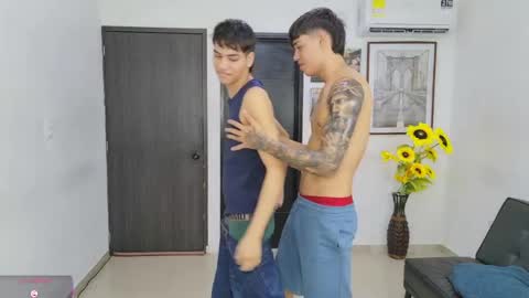 Snapshot of voyeurism_guys chatting on 05.25.26 voyeurism_guys online show from 05.25.26