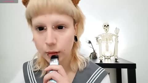 Snapshot of wandabeese chatting on 10.25.25 Lilly online show from 10.25.25