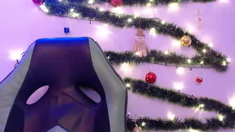 Snapshot of we_n_you chatting on 12.14.24 Trixie 3 online show from 12.14.24